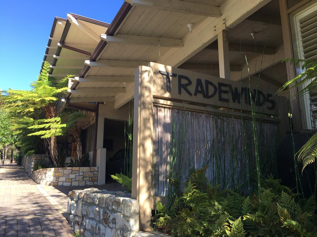 Hotel Tradewinds Carmel Esterno foto